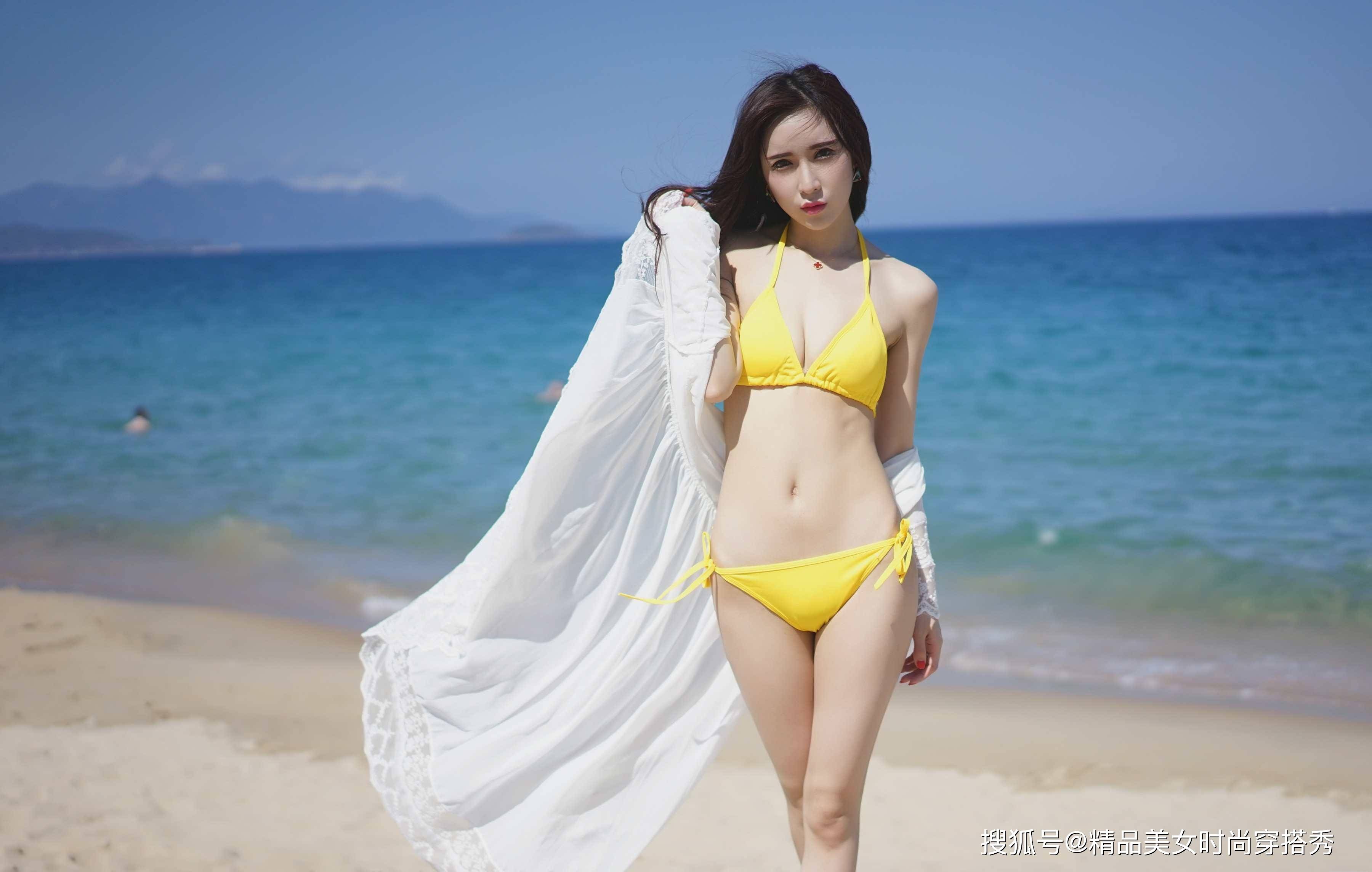 阳光 黄色的比基尼穿在身上吸睛时尚,外搭一件白色透视长衫,性感迷人