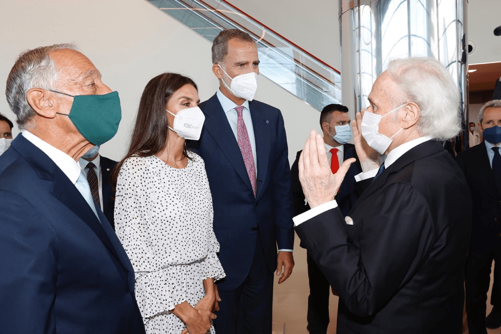 国王 西班牙王后莱蒂齐亚穿荷叶边连衣裙，和国王甜蜜对视，羡煞旁人！