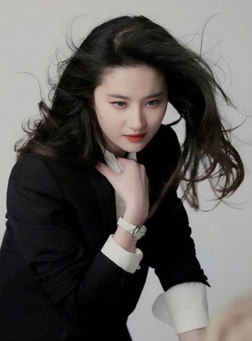 麻袋本以为关晓彤“脏脏妆”够美了，看到刘亦菲：不愧被叫“刘天仙”
