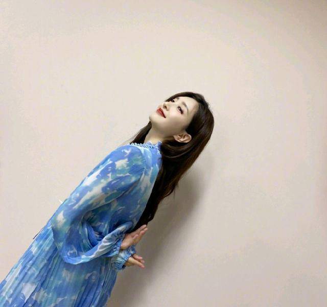 江疏影 江疏影穿火了“蓝天白云裙”，清新甜美又俏皮，清纯气息超迷人