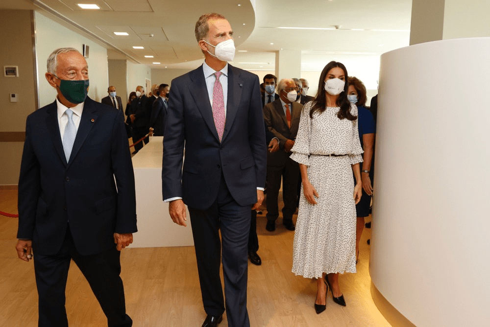 国王 西班牙王后莱蒂齐亚穿荷叶边连衣裙，和国王甜蜜对视，羡煞旁人！