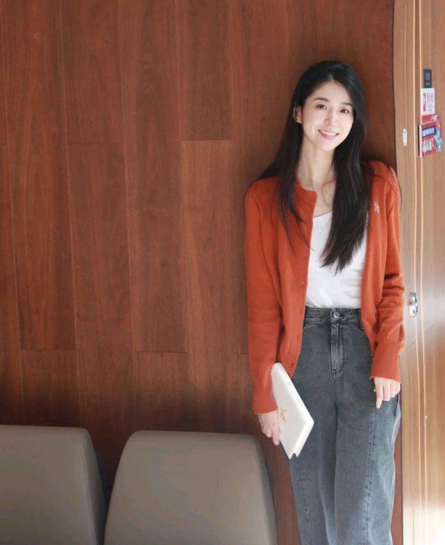 卫衣 想要美出圈，就要学会穿衣搭配，邂逅一场秋末浪漫