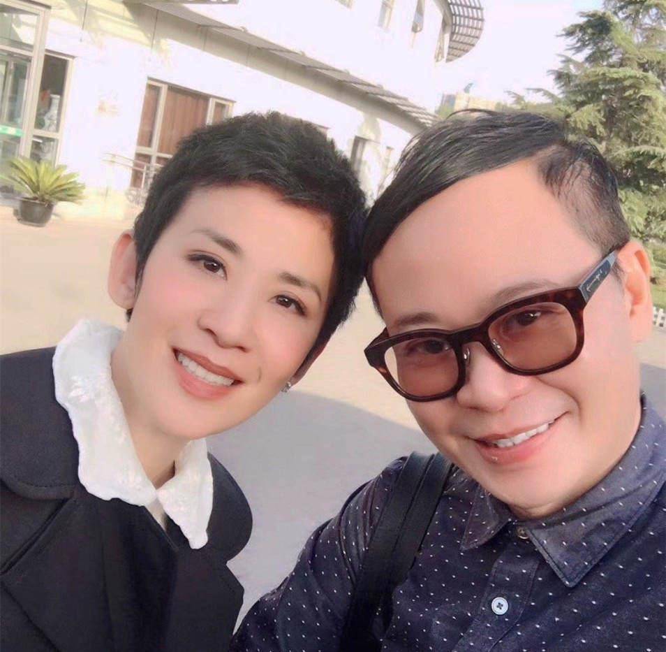 网友 吴君如过56岁生日，弟弟晒合影庆生，姐弟俩长得很像！