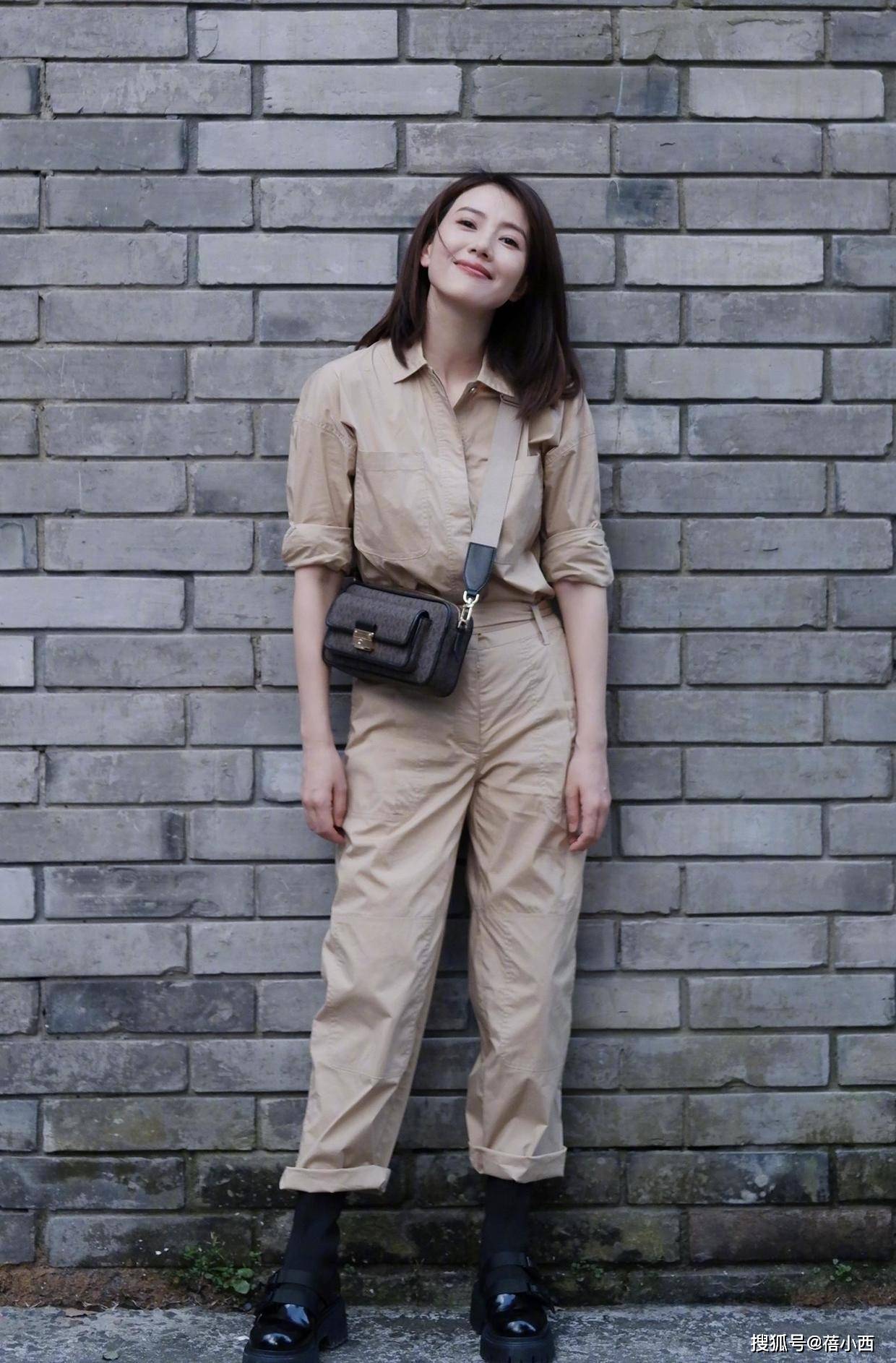 套装 “国民女神”高圆圆又换新风格,穿卡其色工装风套装,气质无敌了