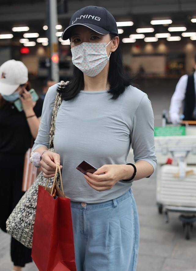 私下里 咏梅的气质真是没得说，私下里就算素颜出镜，看起来也很温柔