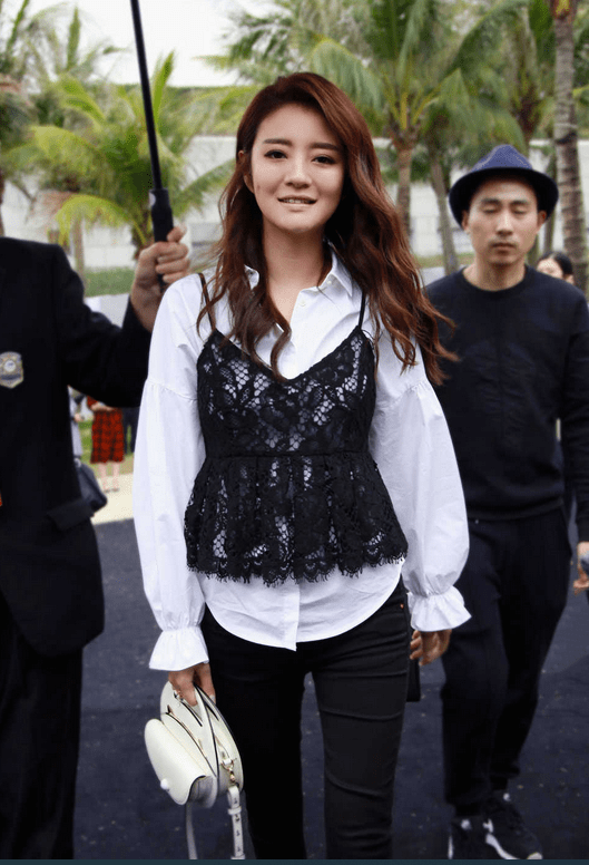整体 安以轩越活越“嫩”了！衬衫外穿吊带精致又少女，哪像中年妇女？