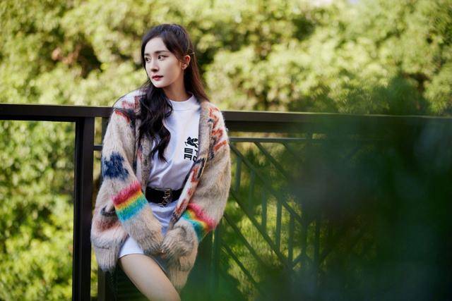 杨幂 杨幂都入秋了仍不忘秀腿，穿针织衫配长T扮