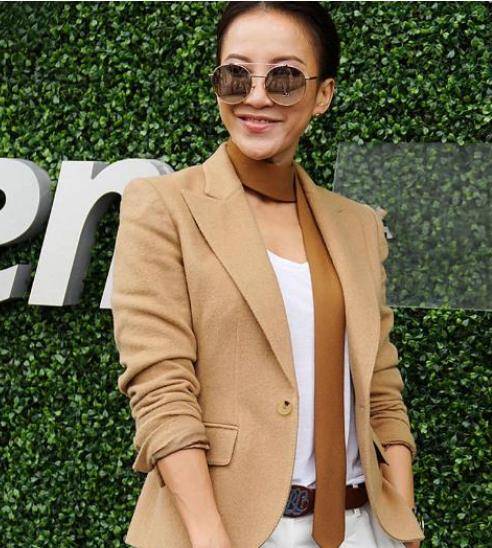 显得 李玟不愧是冻龄界的代表，留着短发显干练帅气，哪像快50岁的人了