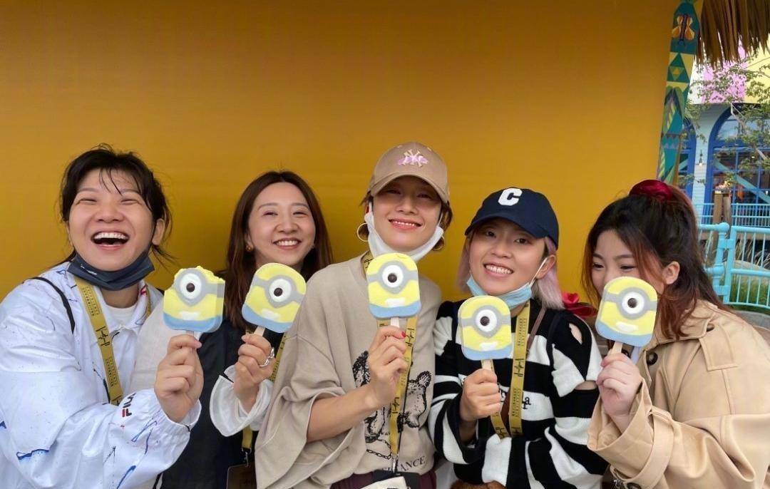 马伊琍 马伊琍环球影城plog来袭，穿着随性但挺时髦，T恤肥大也能驾驭