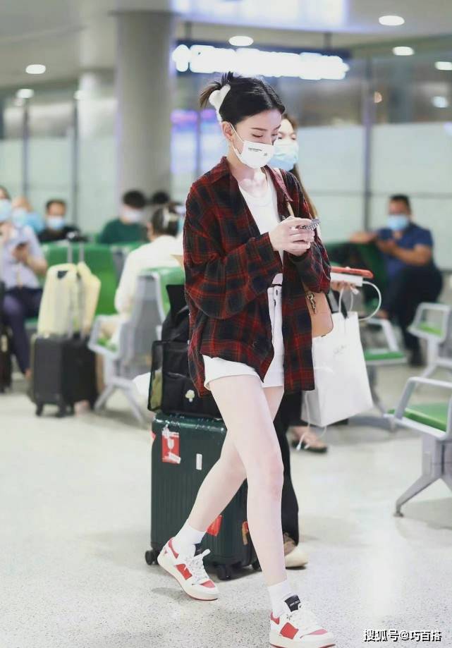 显得 宋祖儿真的很会穿!机场私服犹如走秀,简单干净的休闲时尚