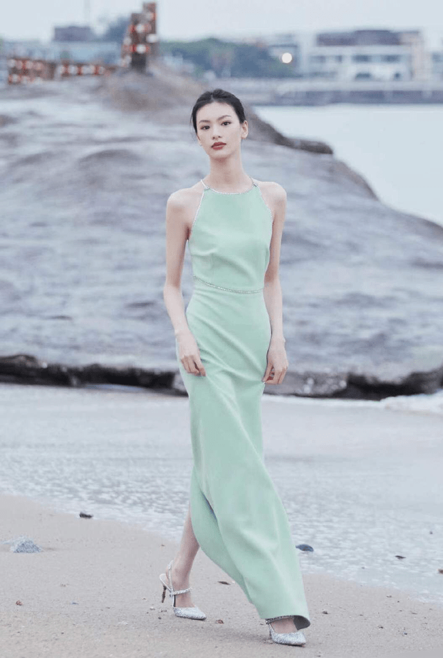 身材 邱天就算捂得再严实，也挡不住她的“清冷范”，穿吊带裙太显身材