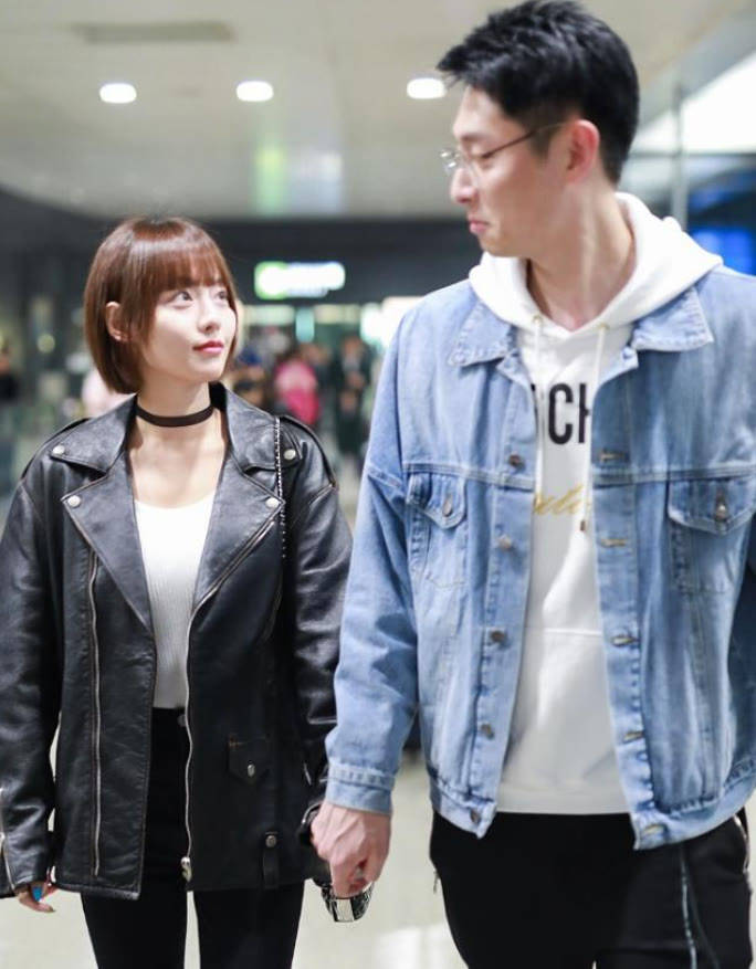 老公 张嘉倪穿上秋天第一件皮衣，剪学生头好乖，被老公牵着像邻家妹妹