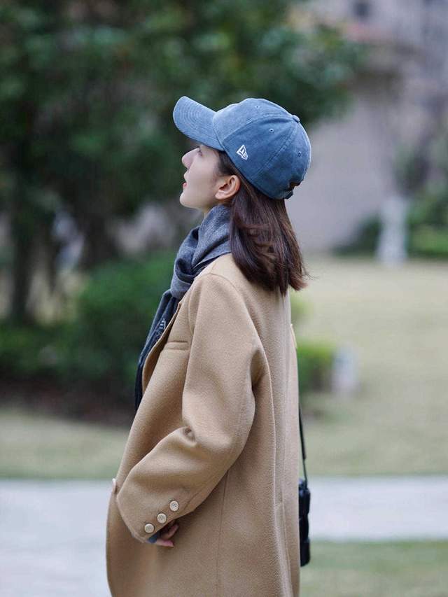 显得 秋冬，怎么穿才高级优雅？西服外套配牛仔裤，普通人也能轻松驾驭