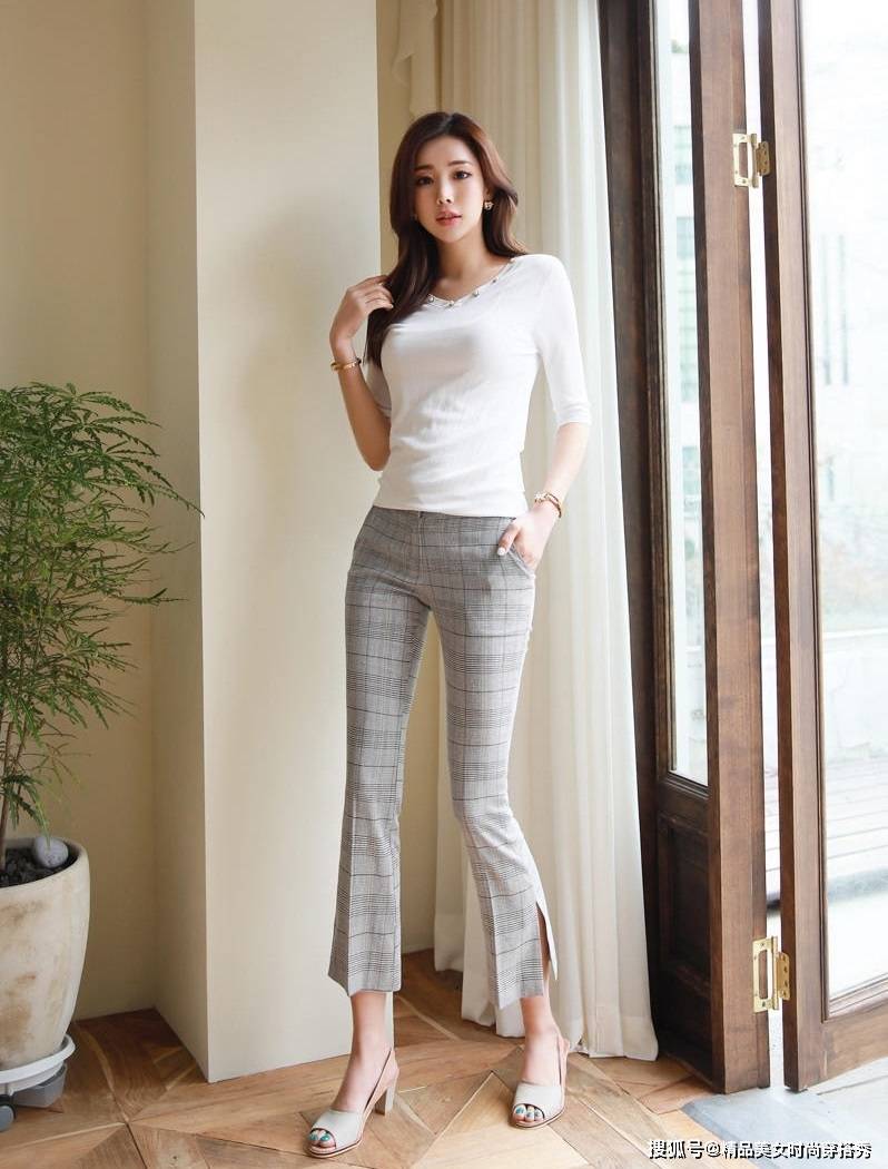 喇叭裤 简约的白色小衫，下搭灰色的格子裤，干练又不失女人味