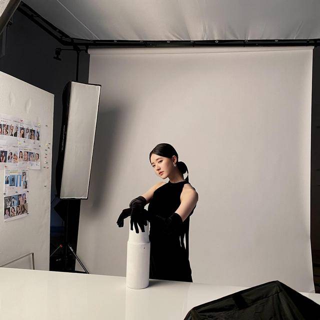 整体 “乖乖女”赵露思挑战成熟风，穿露背装气质高贵，又美又靓