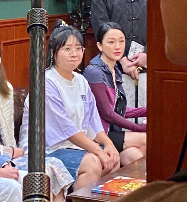 显得 没修图没打光的周迅，脸发福有双下巴腋下赘肉泛滥，是中年大婶！