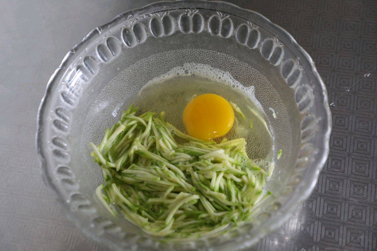 人体|早起10分钟,给家人做茭瓜鸡蛋饼,鲜嫩可口,卫生还省钱