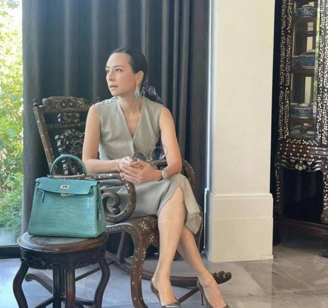 曲线 泰国华裔富婆身价10亿，笑脸生图酷似董洁，泰王见了也为之动容