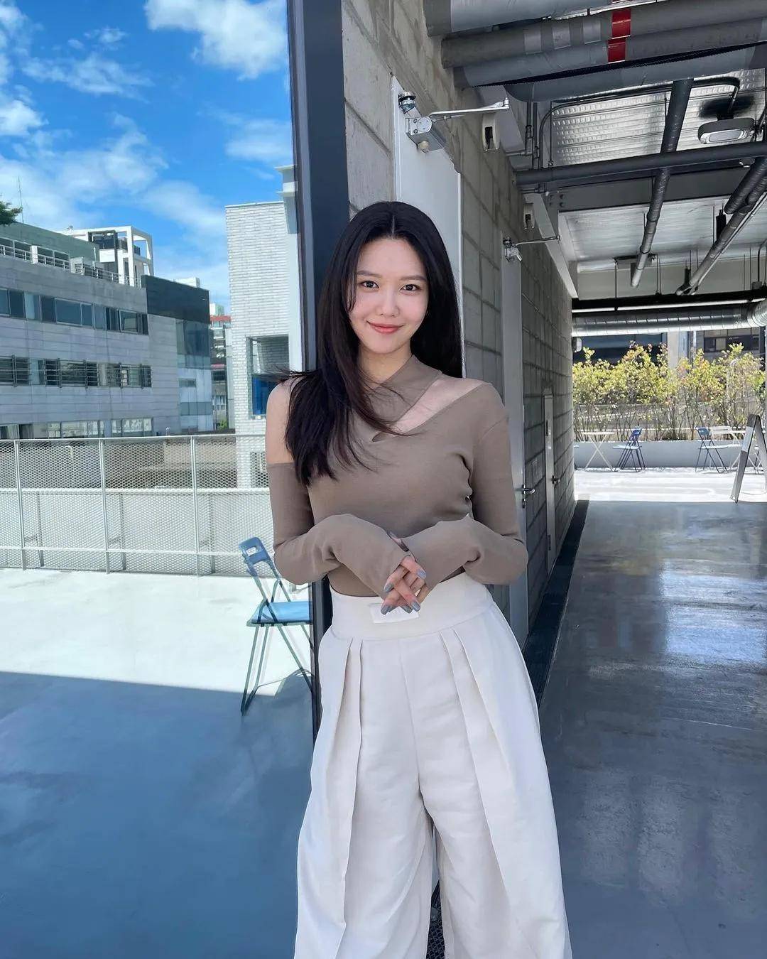 白女士 秋天换季穿啥？网友：女明星都钟爱的针织单品是时候安排了！