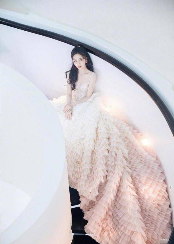 设计 佟丽娅穿黑色丝绒抹胸裙亮相，颜值真是天花板级别，美出天际了