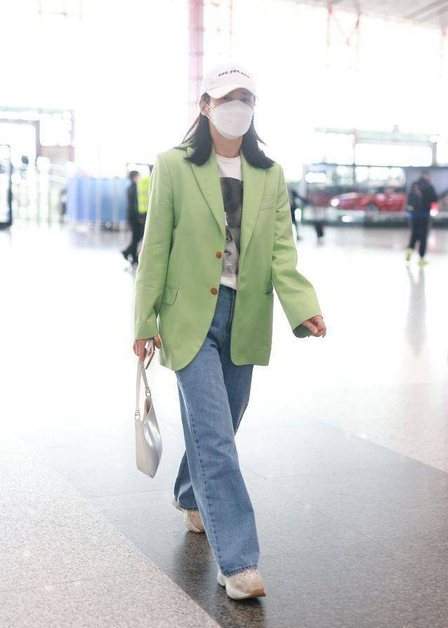 色彩 蒋勤勤换了风格更减龄,绿色西装配牛仔裤穿搭,看起来像18岁少女