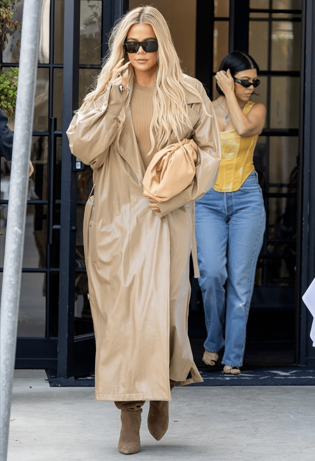 大姐 卡戴珊姐妹出街比拼!金姐黑色皮衣最霸气,大姐穿低胸背心秀性感