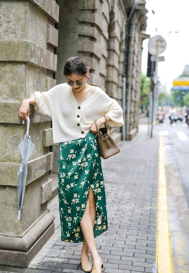 整体 见过世面的女人，穿针织衫从不“将就”，这些搭配高级精致又温柔