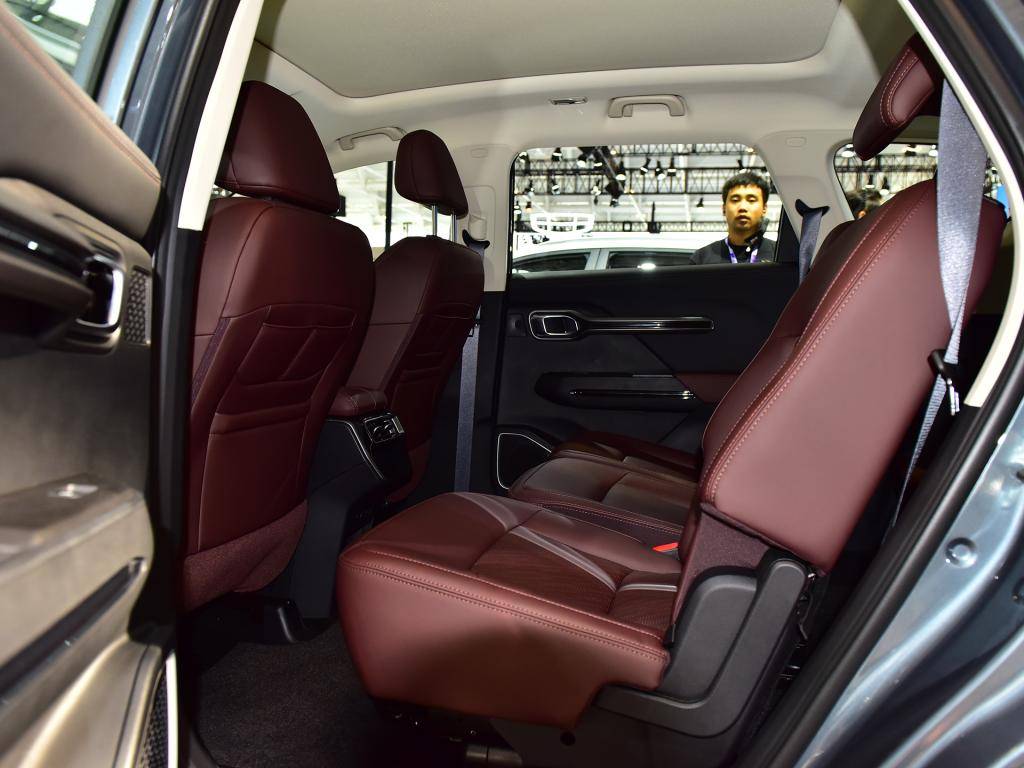 换装直瀑式格栅吉利新款豪越亮相风格更精致