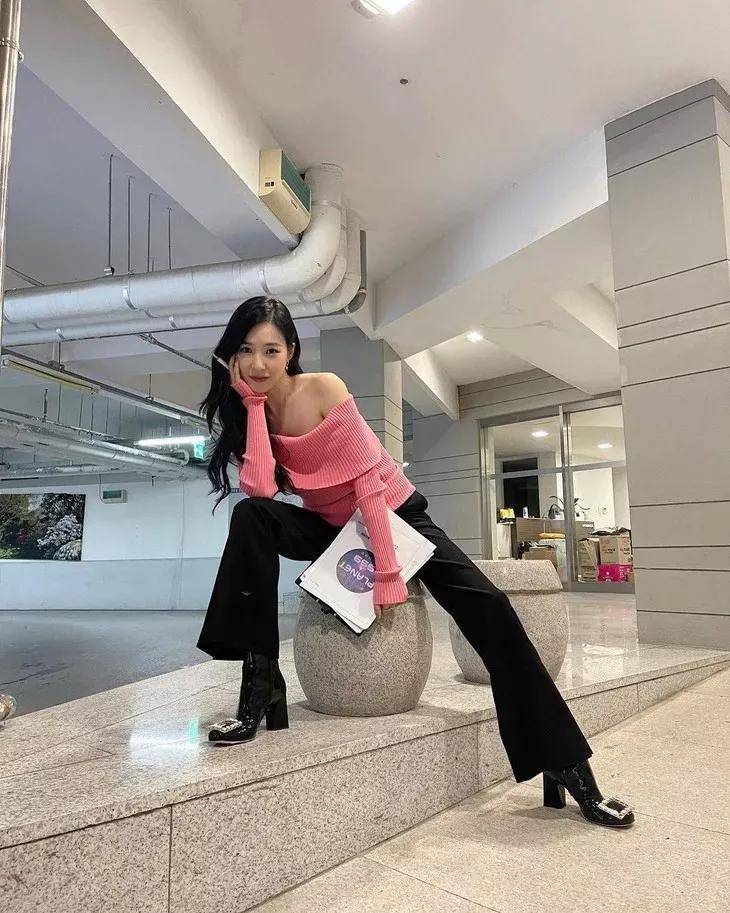 白女士 秋天换季穿啥？网友：女明星都钟爱的针织单品是时候安排了！