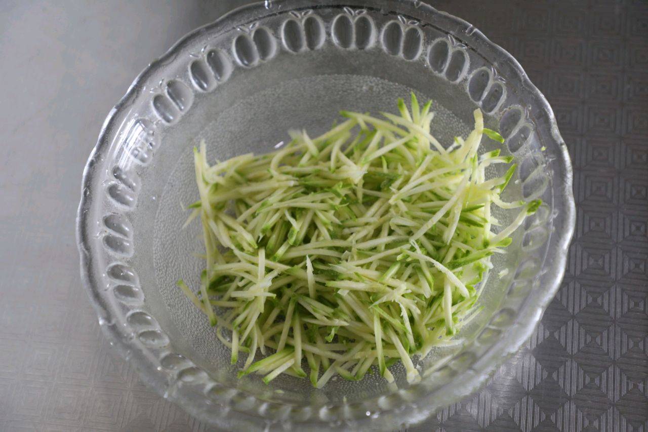 人体|早起10分钟,给家人做茭瓜鸡蛋饼,鲜嫩可口,卫生还省钱