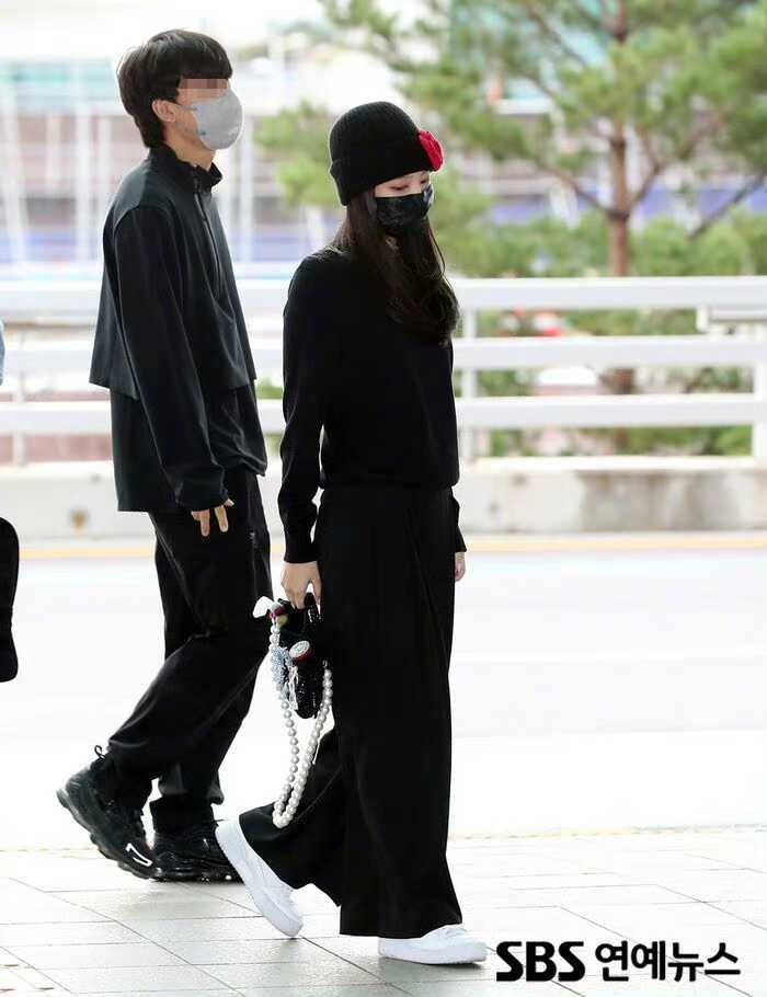 网友Jennie赴时装周，机场穿搭亮点满满，越来越有男友权志龙的味道