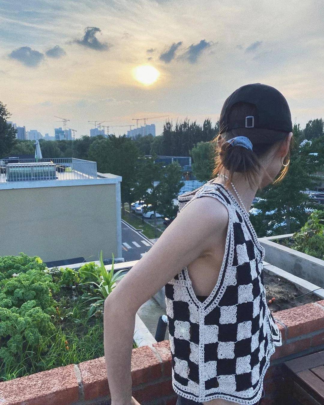 白女士 秋天换季穿啥？网友：女明星都钟爱的针织单品是时候安排了！
