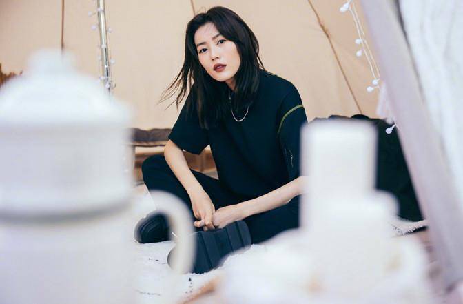 身材 刘雯新发型大变样！穿针织衫高扎丸子头太酷，天然头额骨极具特色