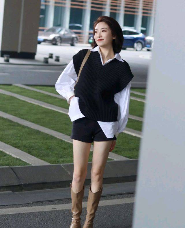 服装 针织衫马甲叠穿衬衫,也可以穿出耀眼夺目的感觉,时尚就这么简单