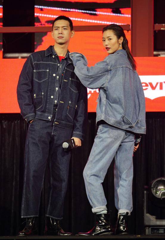 魅力 刘雯和李现的长腿真藏不住，牛仔套装穿出时尚效果，帅气有范儿