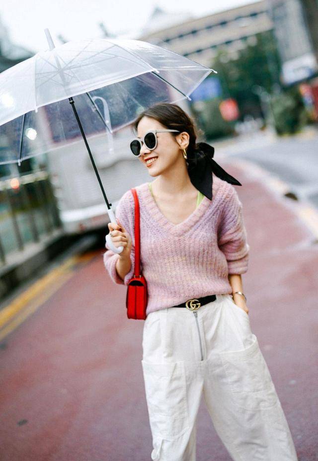 整体 见过世面的女人，穿针织衫从不“将就”，这些搭配高级精致又温柔