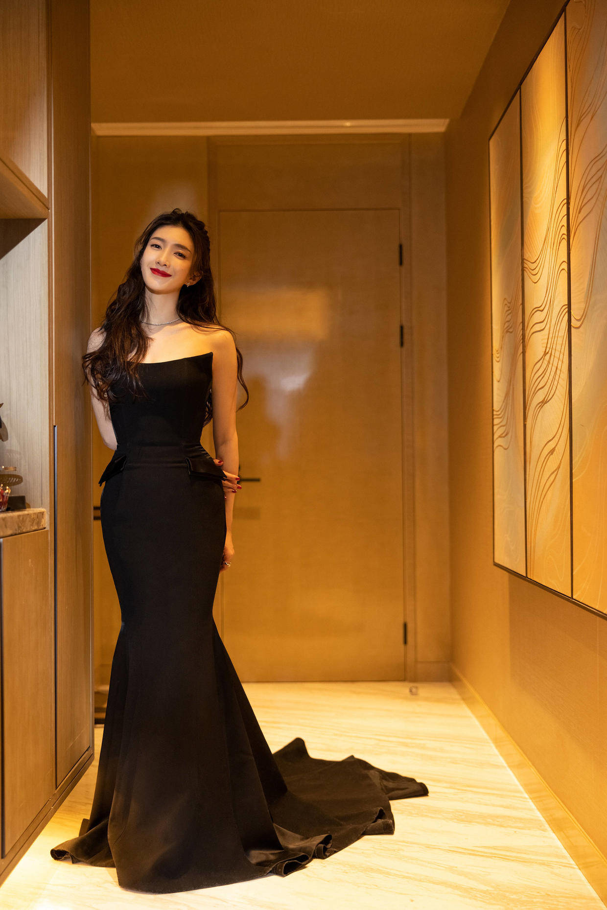 套装 江疏影人美又会穿,一身印花套装高调张扬,秀“漫画腿”好惹眼