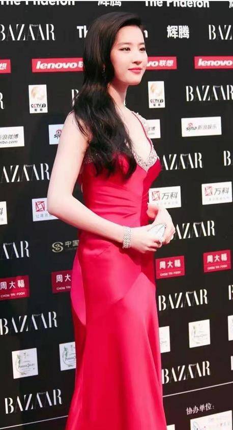 傲人 刘亦菲穿红色长裙亮相，秀出傲人的身材曲线，散发高贵优雅气质