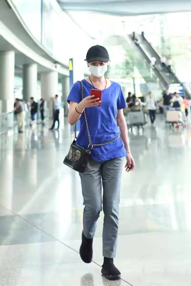 周迅 周迅也挺会博眼球,腿上扯那么多洞,分不清穿的是裤子还是靴子