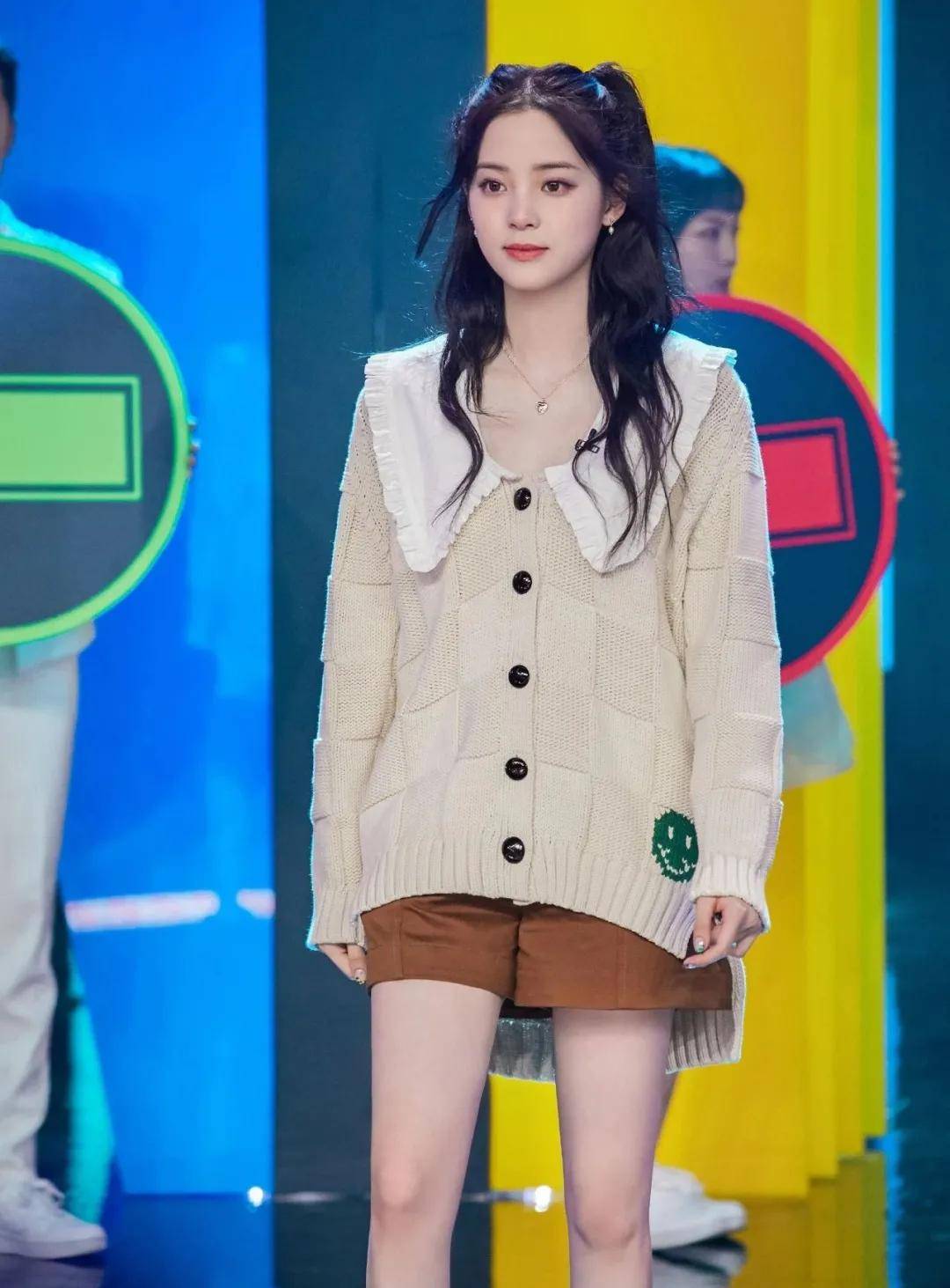白女士 秋天换季穿啥？网友：女明星都钟爱的针织单品是时候安排了！