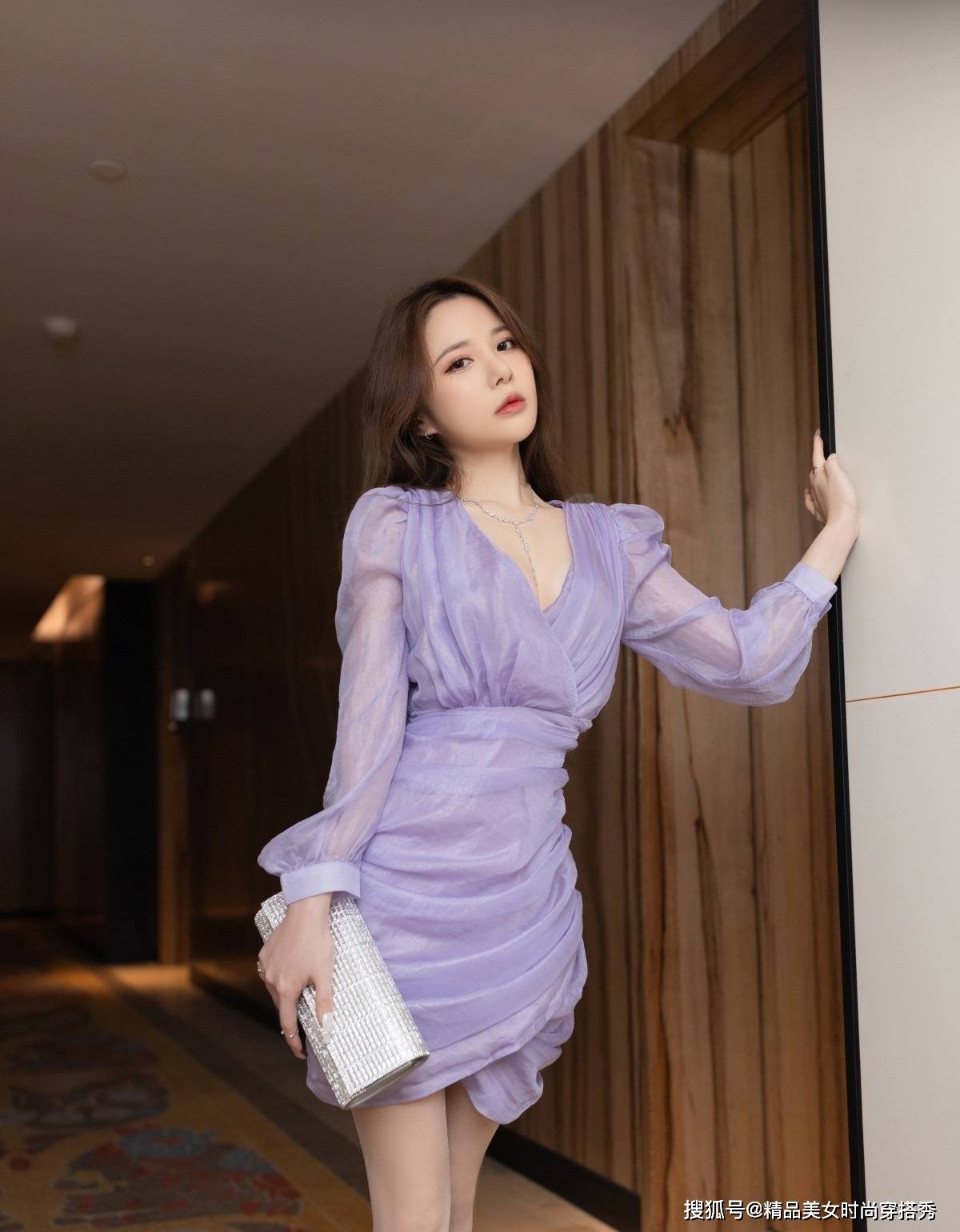 妹纸 小个子的妹纸们看过来，这两款连衣裙哪款更加显气质呢？
