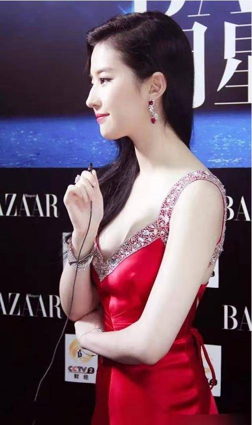 傲人 刘亦菲穿红色长裙亮相，秀出傲人的身材曲线，散发高贵优雅气质