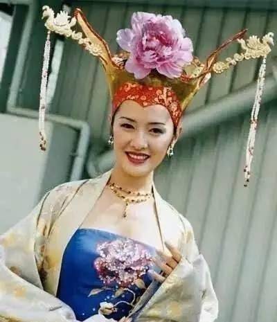 发型这是得罪造型师了吧，颜值再高，也经不起这么糟蹋？