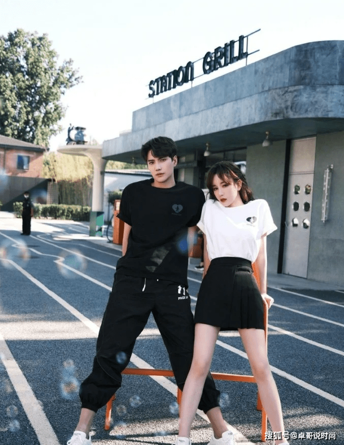 黑色 张檬小五庆生秀穿搭,美感十足,这波狗粮你吃到了吗?