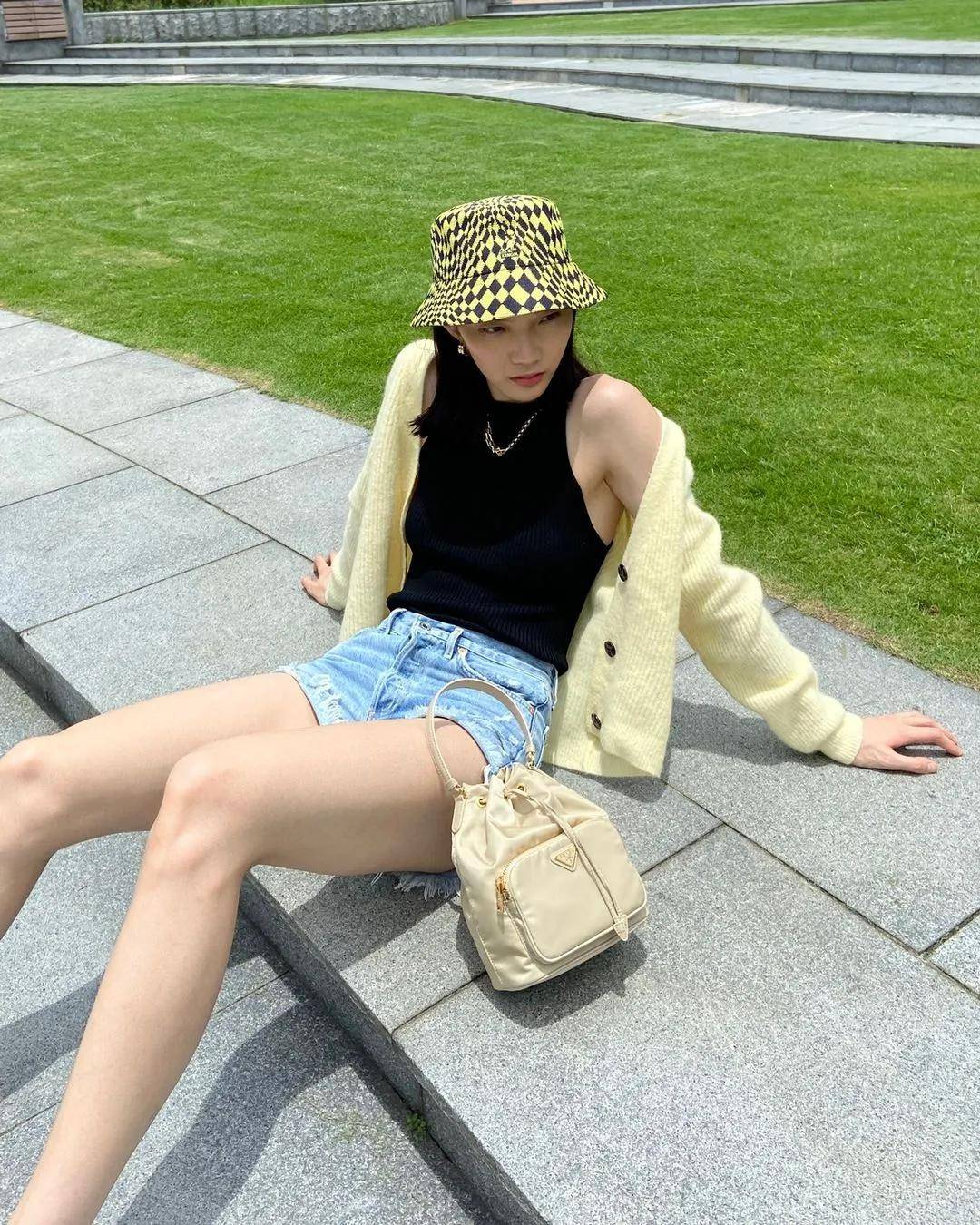 白女士 秋天换季穿啥？网友：女明星都钟爱的针织单品是时候安排了！