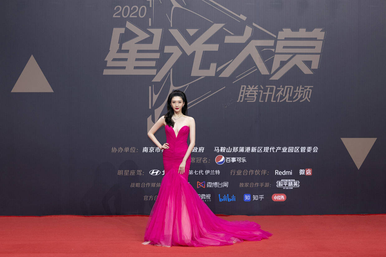 套装 江疏影人美又会穿,一身印花套装高调张扬,秀“漫画腿”好惹眼