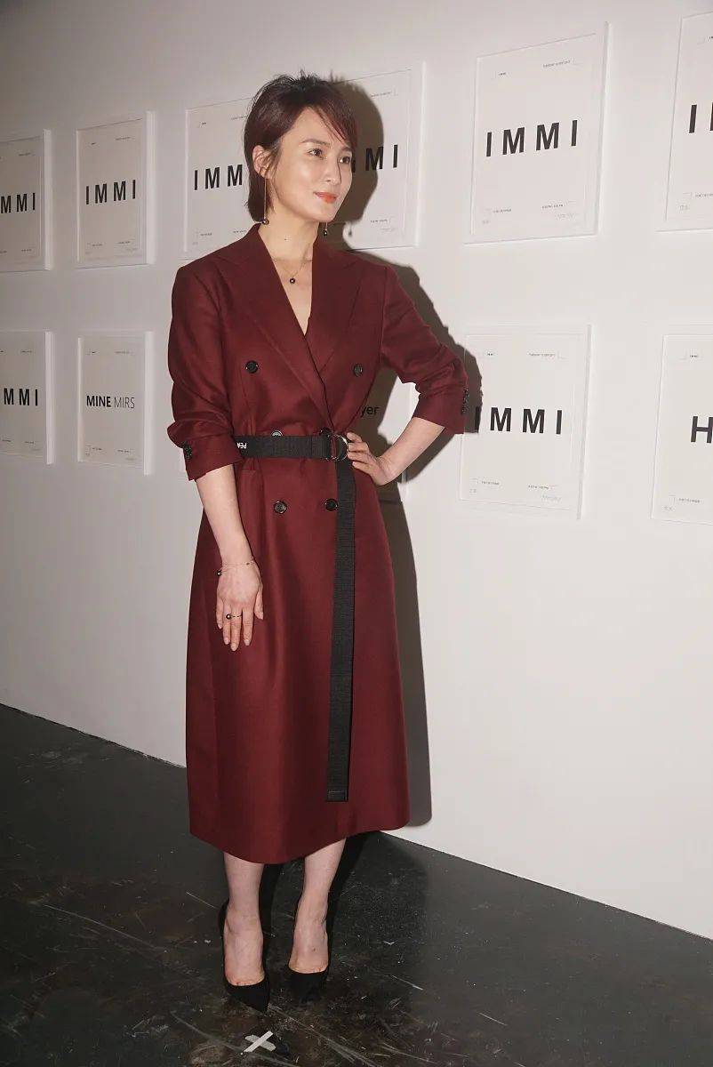 身材 蒋勤勤太会穿了，纯色“连衣裙”腰间打个结，美得精致又很高级