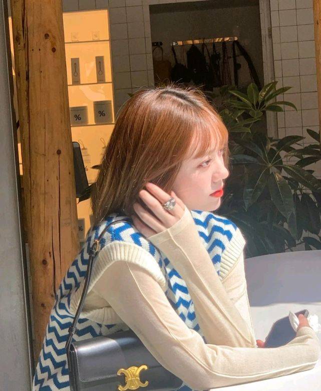 服装 针织衫马甲叠穿衬衫,也可以穿出耀眼夺目的感觉,时尚就这么简单