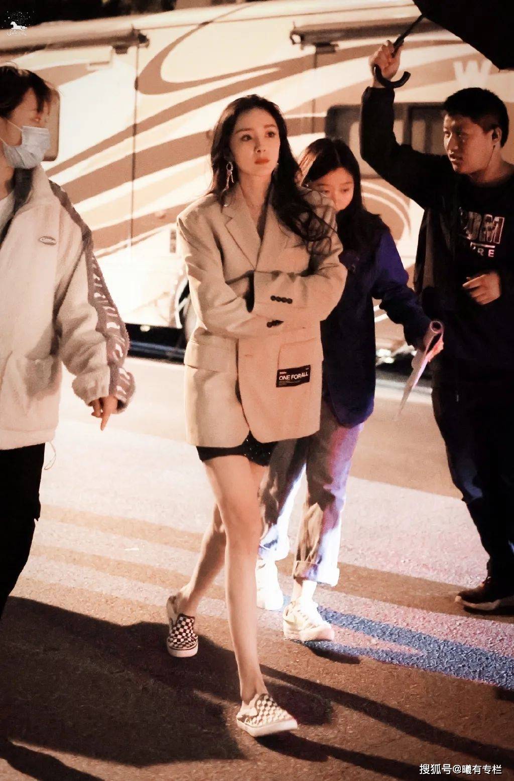 下半身 稳坐内娱街拍女王，杨幂到底赢在哪儿？