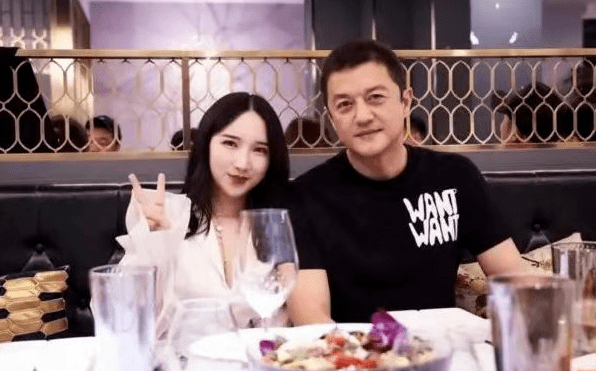 生日 李亚鹏正式过50岁生日好心酸!穿唐装变老头,小19岁女友一直没在